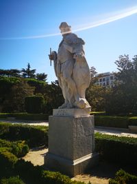 alfonso VIII en jardines sabatini con luz cuello