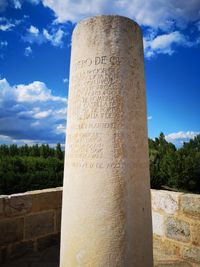 foto monolito puente de &oacute;rbigo